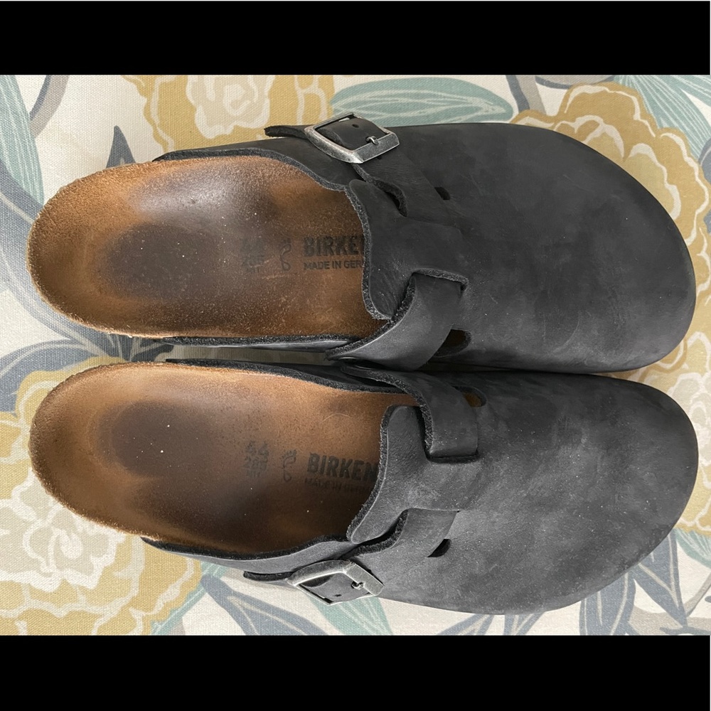 Black Suede Birkenstock clogs size 44 pre-owned poor fit. worn only a few times.